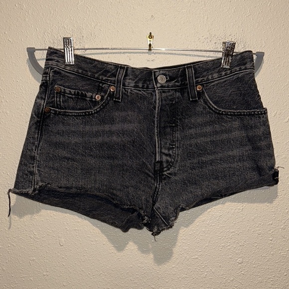 Levi's Women's‎ Black Wash 501 Cut Off Denim Shorts 26 - Buttonfly - Picture 1 of 10